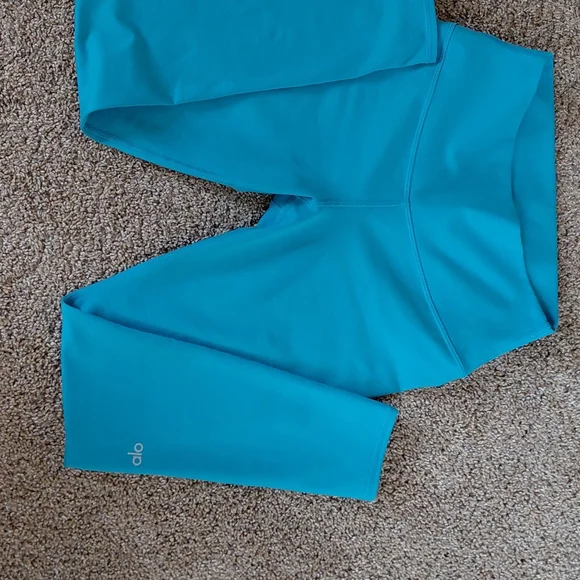 ALO Yoga Leggings — Full Length Activewear - Picture 2 of 3